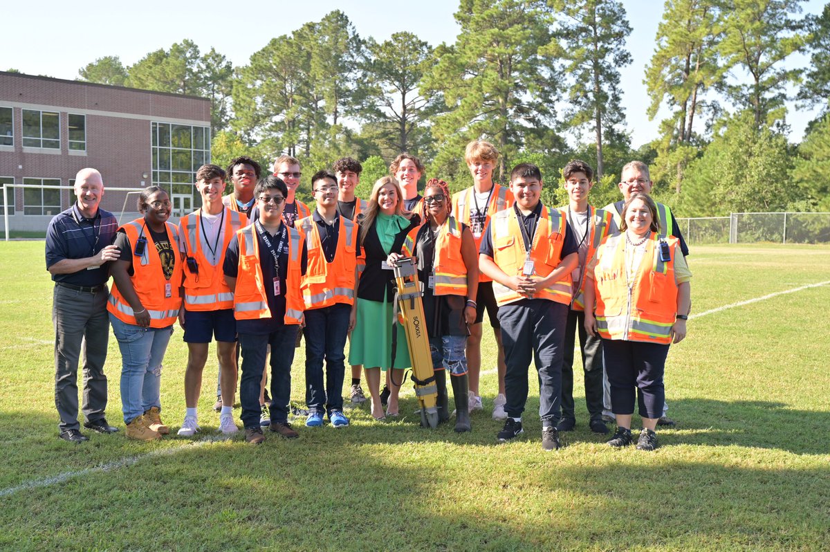 LOVING our District Dash Day with our <a href="/KleinISD/">Klein ISD</a> parents, community members &amp; stakeholders! Our bus is stopping at every high school for an inside look at our schools &amp; the amazing educators &amp; programs that help bring #Promise2Purpose to life every day!🎉