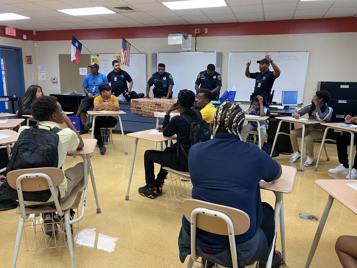 CounselorLebiga's tweet photo. Round Table with Officers creates positive impacts on our students every Wednesday. Thank you for supporting our community and future global citizens! @Welch_WolfPack @everettd07 @OfficerBurrell #HPDPals https://t.co/fgWY0rUjSn