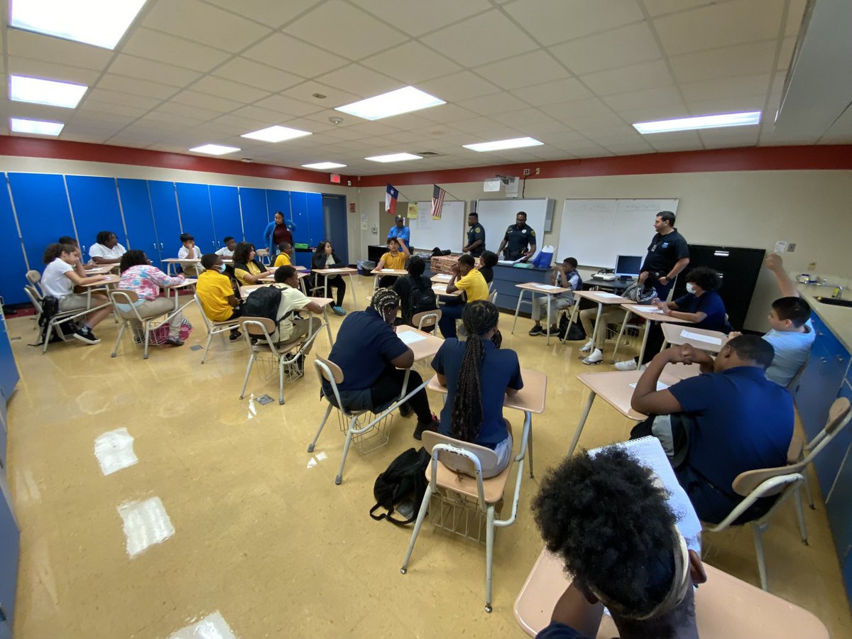 CounselorLebiga's tweet photo. Round Table with Officers creates positive impacts on our students every Wednesday. Thank you for supporting our community and future global citizens! @Welch_WolfPack @everettd07 @OfficerBurrell #HPDPals https://t.co/fgWY0rUjSn