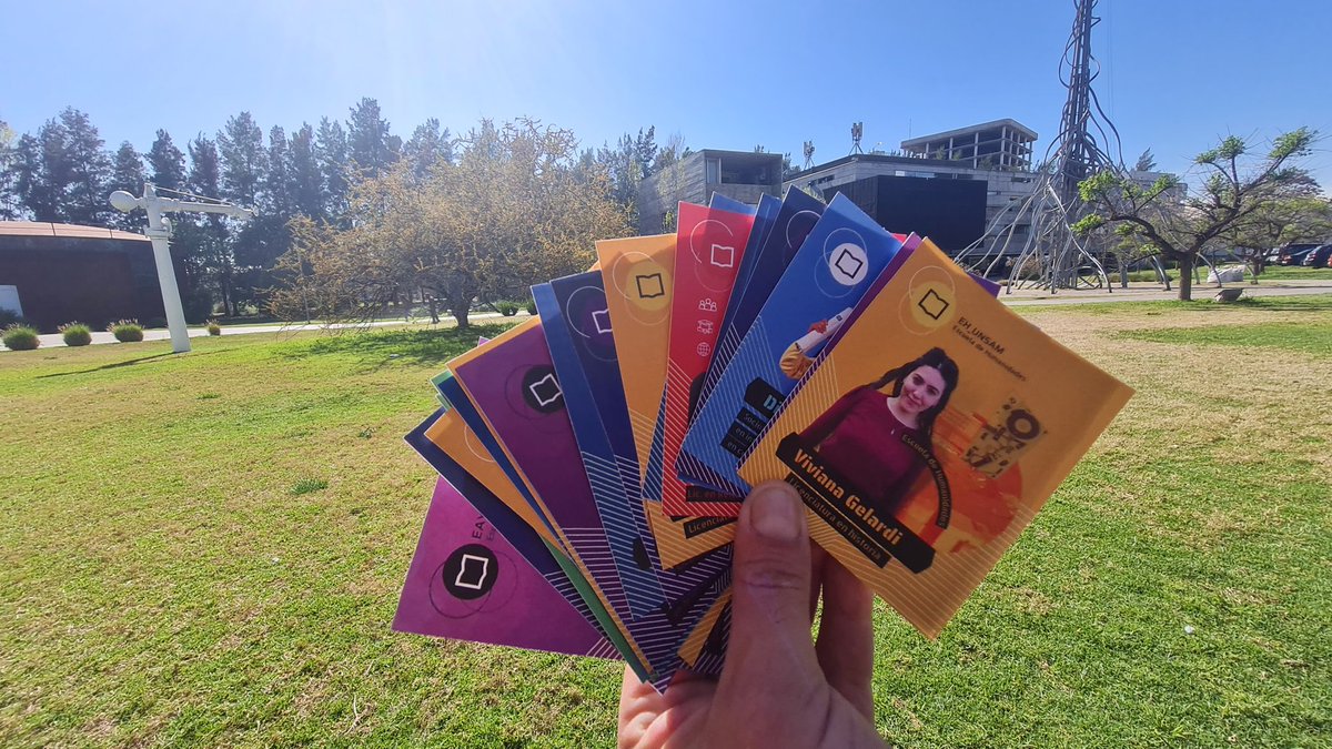 Y... nos cansamos de esperarte Panini. Así que decidimos hacer nuestras figus para regalarle a nuestrxs estudiantes. Hoy repartiremos en todo el Campus paquetitos donde aparecerán compañerxs, profes, investigadorxs trabajadores y autoridades ¡Si te tocó encontrar uno etiquetanos!