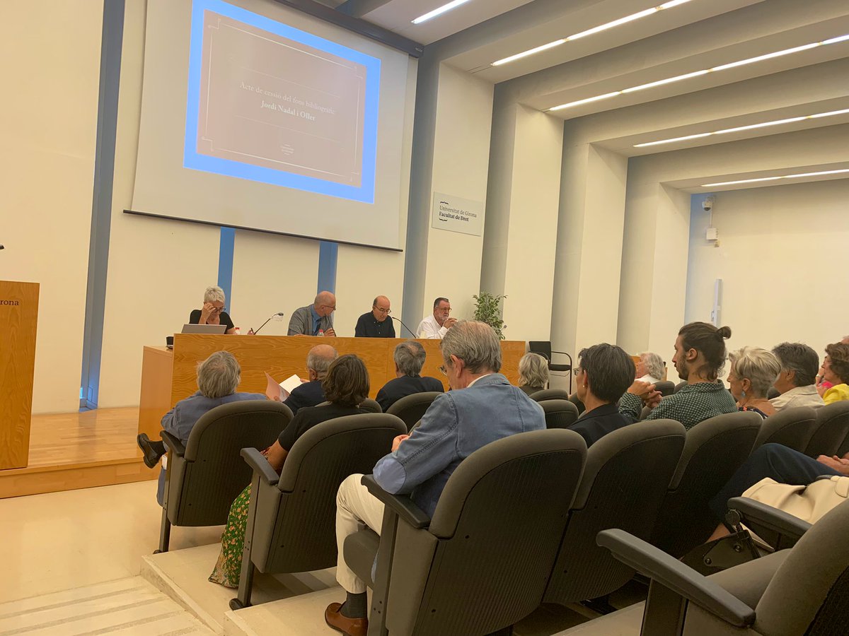 Universitat de Girona (@univgirona) on Twitter photo Comença l'acte institucional de cessió de la biblioteca personal de #JordiNadalOller organitzat per <a href="/UdGBiblioteca/">UdG Biblioteca, edicions i continguts</a> a <a href="/Udgfdret/">Facultat de Dret de la Universitat de Girona</a> amb <a href="/angelsmerinoc/">Àngels Merino</a>, directora de la Biblioteca, el <a href="/RectorUdG/">Rector UdG</a>, <a href="/pepgomez1/">Pep Gómez Pallarès</a>, marmessor del fons, i el professor Jaume Portella. Comença l'acte institucional de cessió de la biblioteca personal de #JordiNadalOller organitzat per <a href="/UdGBiblioteca/">UdG Biblioteca, edicions i continguts</a> a <a href="/Udgfdret/">Facultat de Dret de la Universitat de Girona</a> amb <a href="/angelsmerinoc/">Àngels Merino</a>, directora de la Biblioteca, el <a href="/RectorUdG/">Rector UdG</a>, <a href="/pepgomez1/">Pep Gómez Pallarès</a>, marmessor del fons, i el professor Jaume Portella.