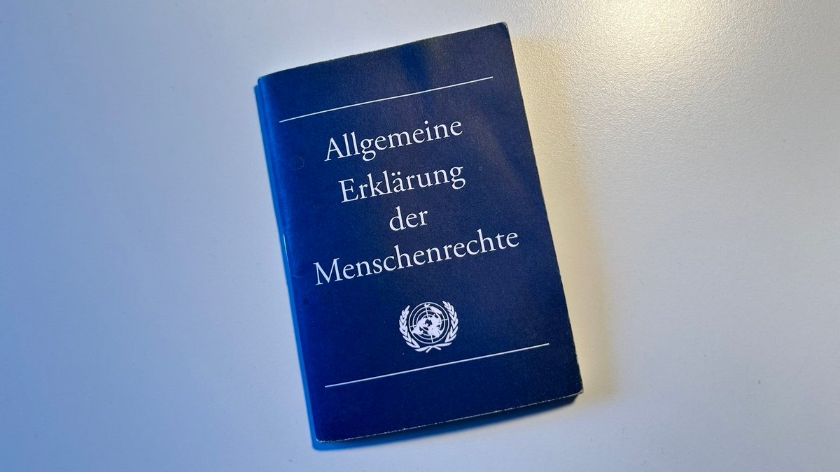 Foto eines Büchleins der Allgemeinen Erklärung der Menschenrechte