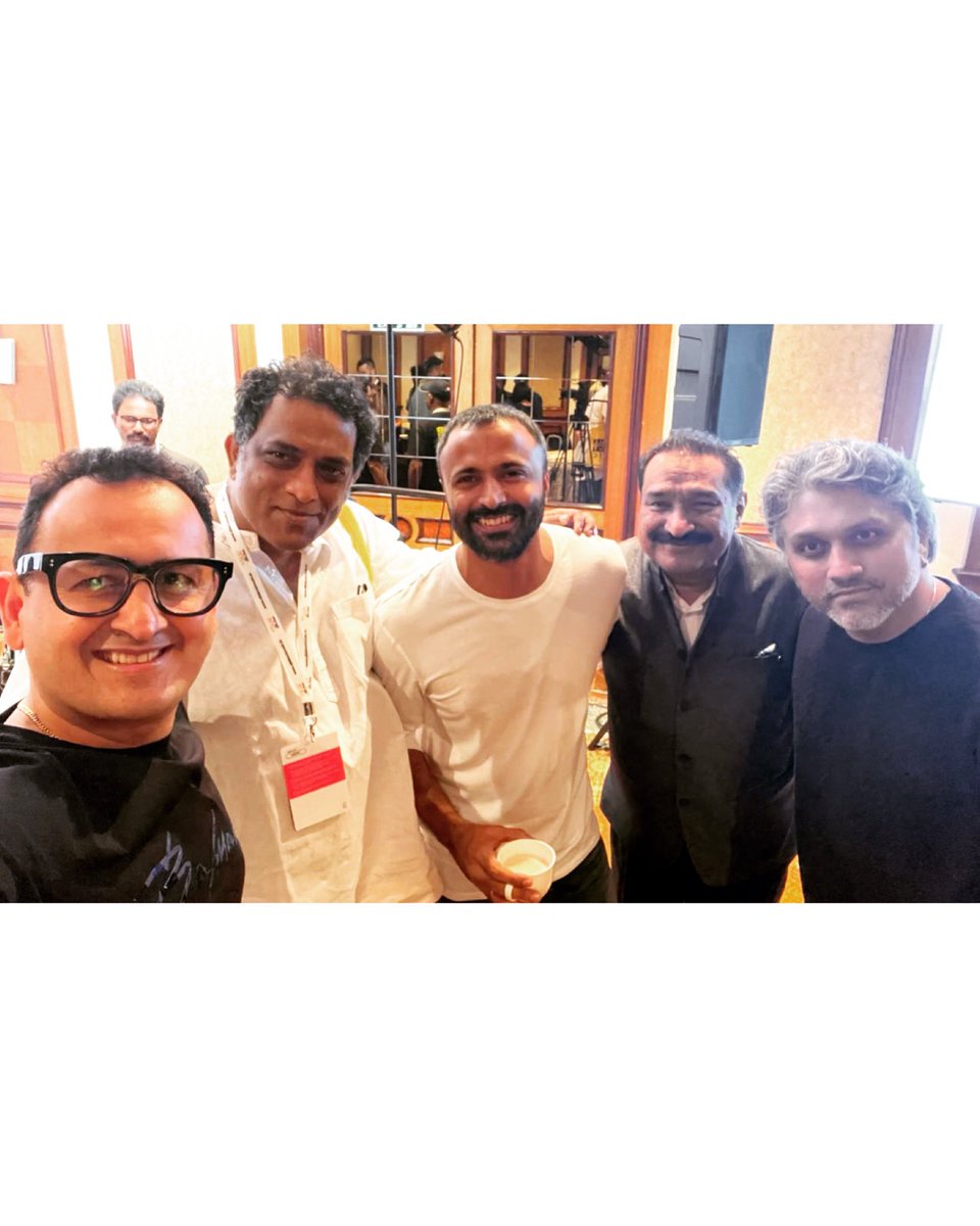 vinodbhanu's tweet photo. Great catching up with friends at @allaboutmusicin 
@basuanurag @advaitchandan #AdvaitChandan @wizsabbas @mohit11481 https://t.co/39QXDOwBSf