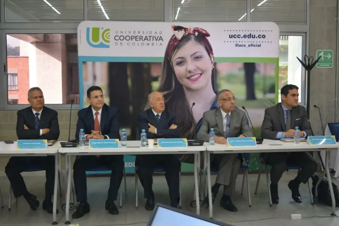 Hoy recibimos en el campus Medellín la visita de pares académicos autorizados para obtener la acreditación de alta calidad  institucional del campus.
En conjunto con el  Consejo Superior, Comité Rectoral  y directivas acompañan   esta visita.

#AcreditarNosMueve