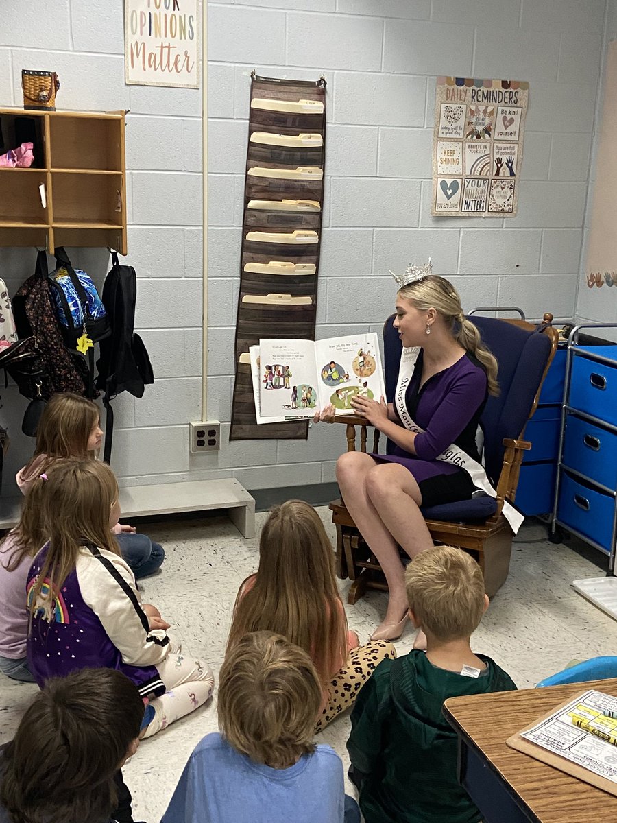 strader268's tweet photo. Miss Moultrie-Douglas came to our classroom to read about being yourself. #titantrue #2ndgraderocks #missmoultriedouglas https://t.co/qWepHoXn7H