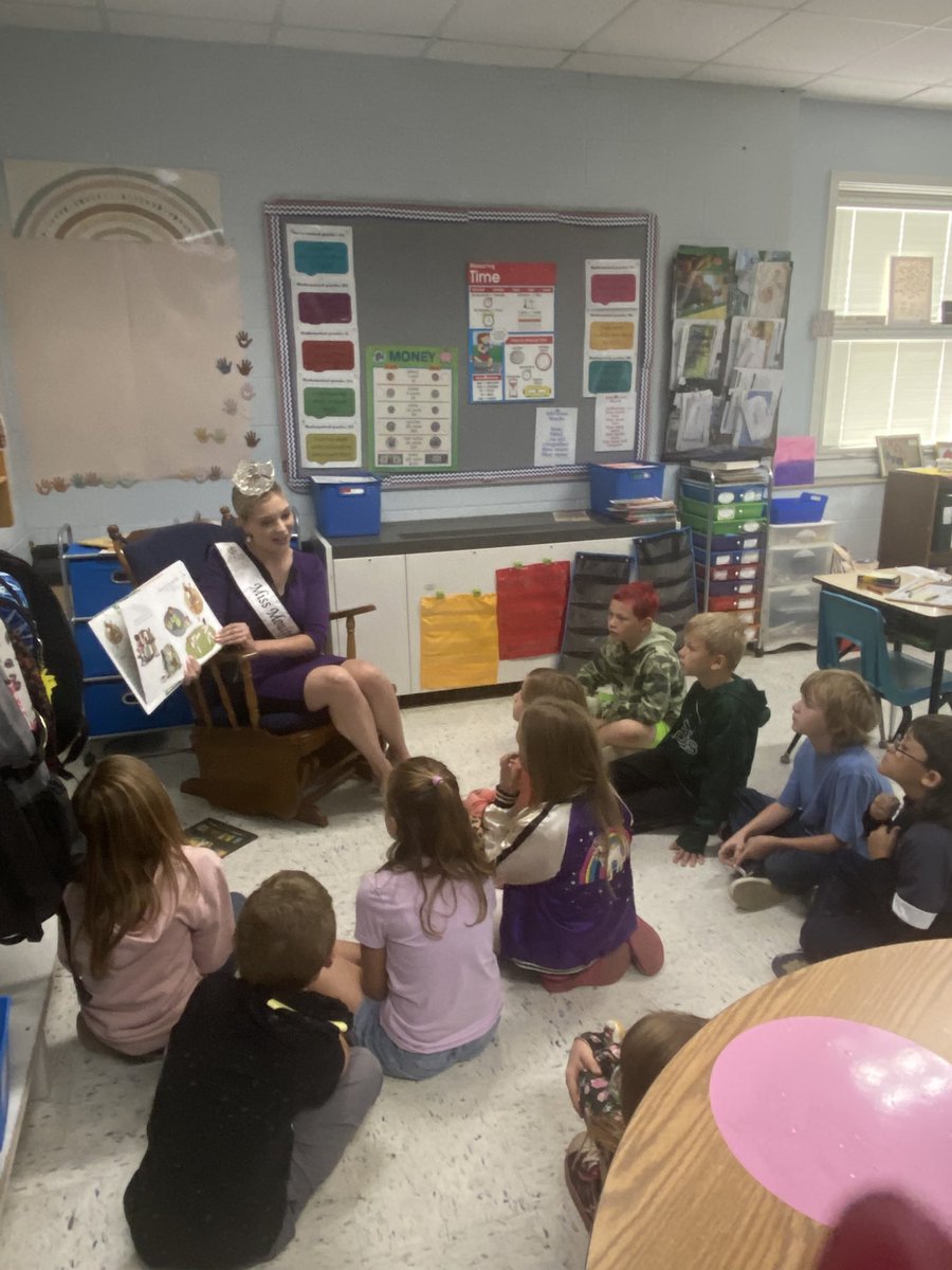 strader268's tweet photo. Miss Moultrie-Douglas came to our classroom to read about being yourself. #titantrue #2ndgraderocks #missmoultriedouglas https://t.co/qWepHoXn7H