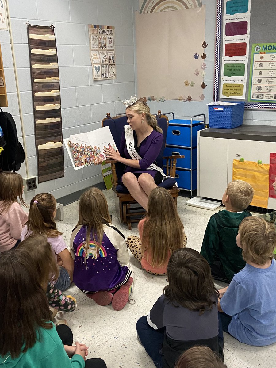 strader268's tweet photo. Miss Moultrie-Douglas came to our classroom to read about being yourself. #titantrue #2ndgraderocks #missmoultriedouglas https://t.co/qWepHoXn7H