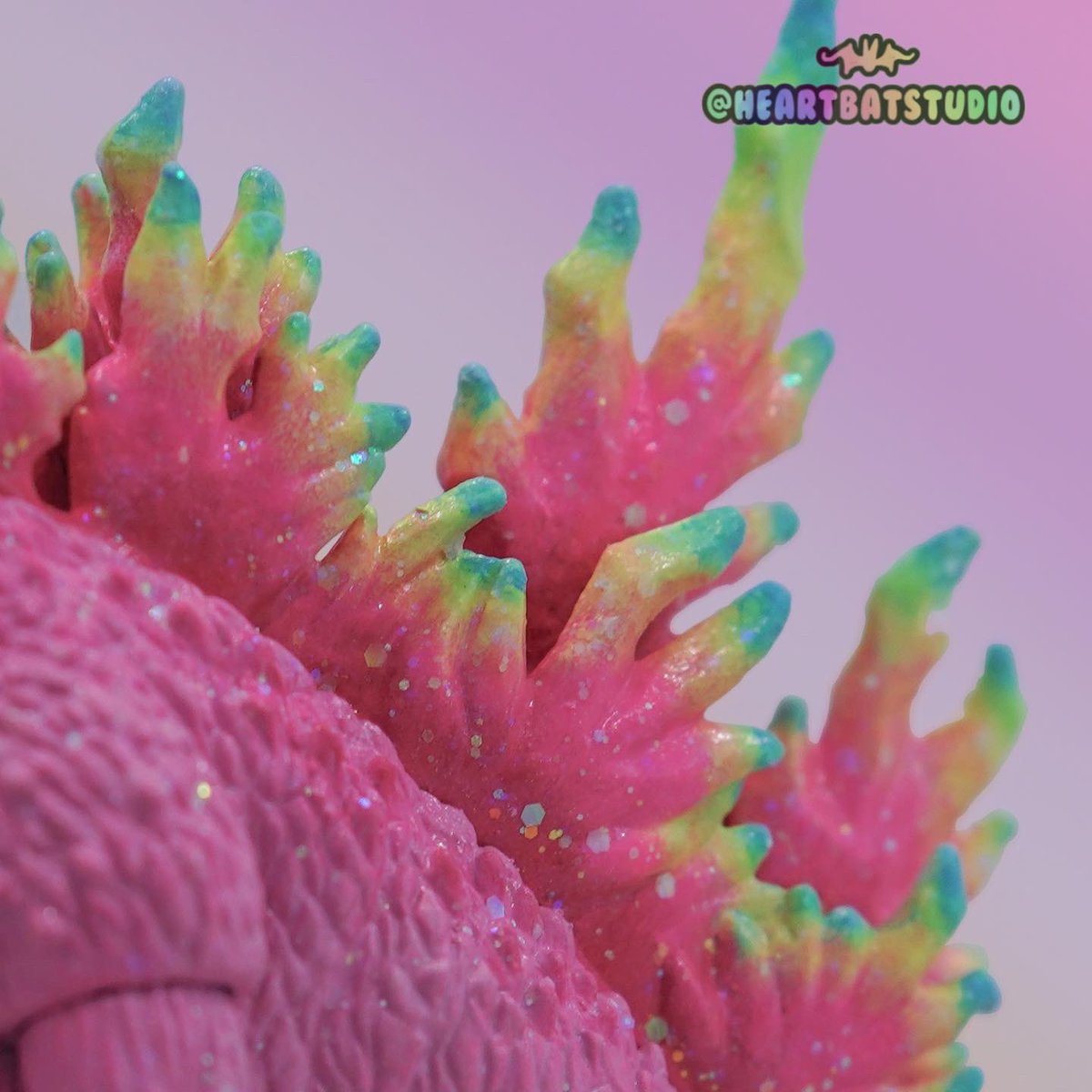 heartbatstudio's tweet photo. My pink rainbow Godzilla is on exhibit at @Cluttermagazine for “They Came from Planet Rainbow Sparkle VI”!
(Available for purchase on the gallery’s website)
#godzilla #customtoy #kaiju #arttoy #pink #planetrainbowsparkle6 #pinkgodzilla https://t.co/7uIawcxSpQ