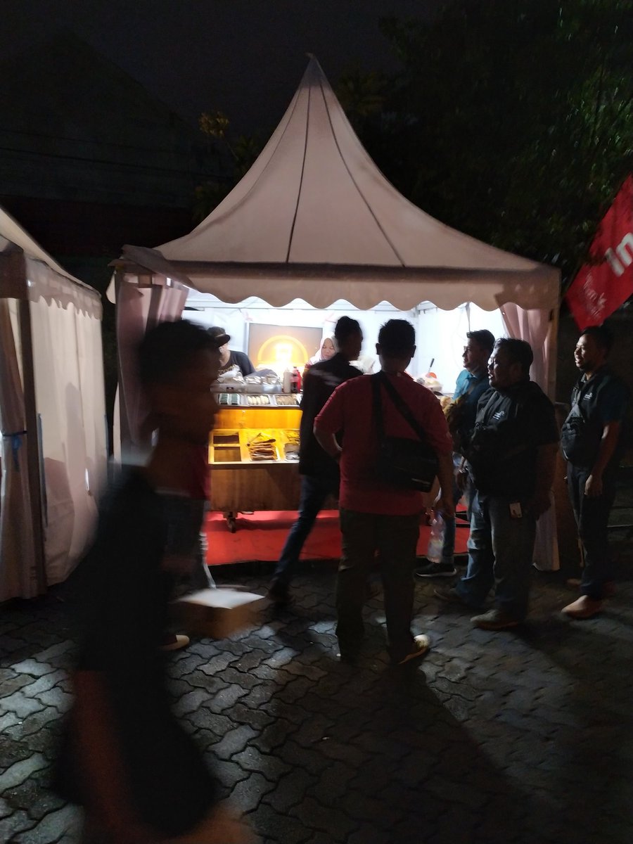 AngkringanWira's tweet photo. @gibran_tweet Dan kami sangat bangga, diberi kesempatan utk berkarya melalui Booth UMKM, Grand Final Lead National Series (LNS) by IndiHome game “Free Fire”  😘😘🤗
Terimakasih @IndihomeJTD 
@IndiHome 
#sologayeng
#solokuliner
#soloasyik https://t.co/gmE7lcZZeA