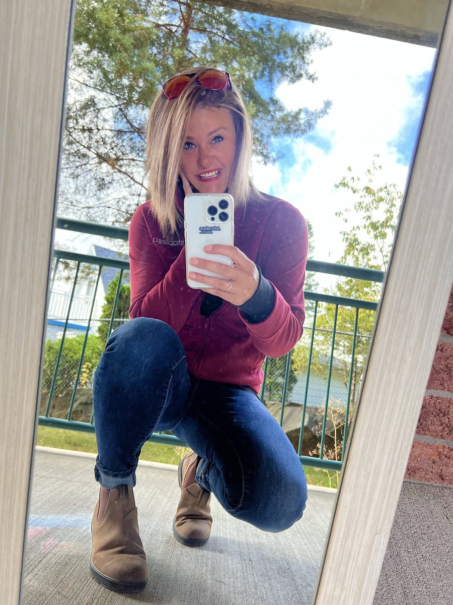 HeyItsMeMissJT's tweet photo. Breezin' into fall like... #WorkMode #StaplesLife #GirlsInTech #ILoveFallMostOfAll It's my Friday! #AutumnStateOfMind #OOTD 🍁🧡😎🍂💜🍃☀️ https://t.co/TazTtLk1Bz