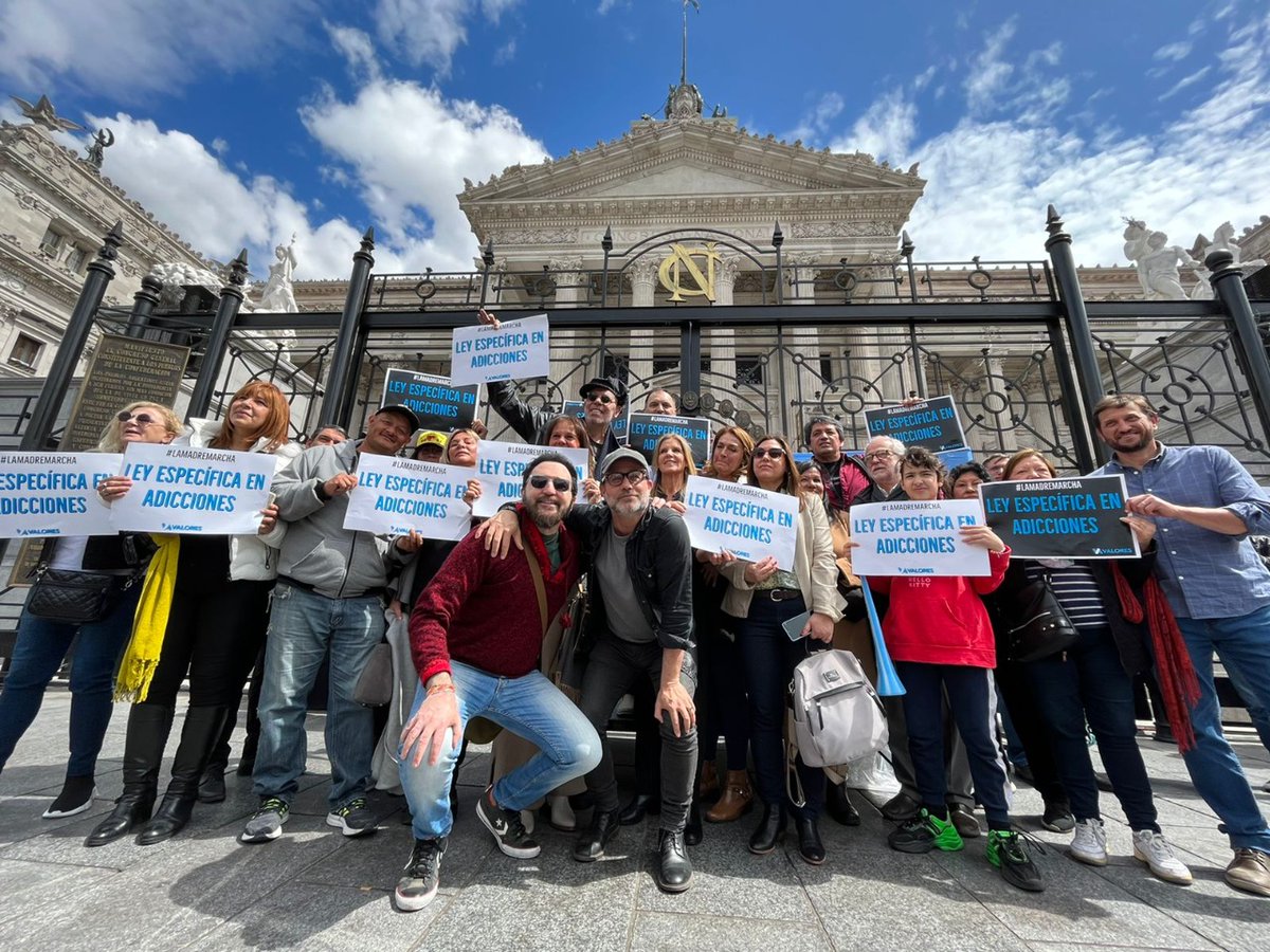 Hoy junto a Gastón Pauls acompañamos a las madres, familias, jóvenes y comunidades terapéuticas en su 2da #MadreMarcha al Congreso Nacional, para solicitar una Ley Específica de Adicciones que brinde tratamiento a las personas que atraviesan esta problemática y a sus familias.