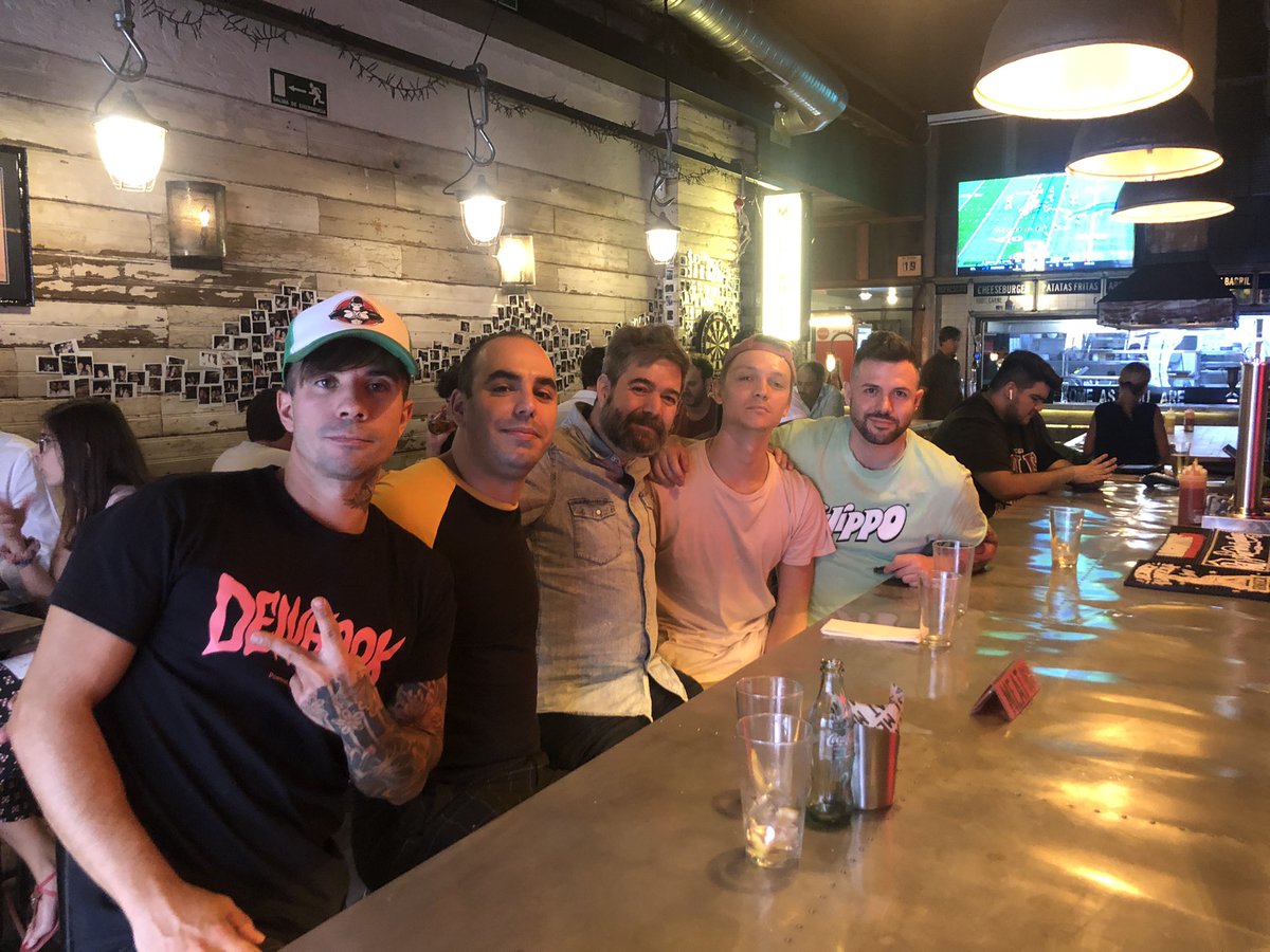 KITAI_Oficial's tweet photo. x fin @juanmlatorre hoy nos hemos juntado despues del verano a comer y a contarnos mil historias y batallas. ya tocaba tio. Juanma es nuestro quinto kitai, es el productor y artifice de nuestros dos ultimos discos Piromanos (2017) y Mixtape (2020). https://t.co/nIOZQWHpOE