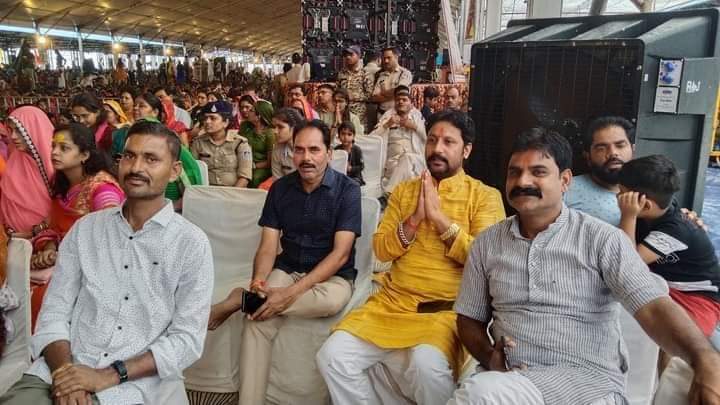 manojsharma_bjp's tweet photo. अशोकनगर में चल रही तर्पण शिवमहापुराण के चतुर्थ दिन पहुंचकर कथा का श्रवण किया।
इसके पश्चात कथा में पधारे श्रद्धालुओं को शिवमय वातावरण में केले वितरण कर पुण्य लाभ अर्जित किया।

जिस तरह बड़ी संख्या में युवा श्रद्धालु कथा सुनने आरहे है, यह हमारी आने वाली पीढ़ी के लिए शुभ संकेत है। https://t.co/LbGgC6cVlX