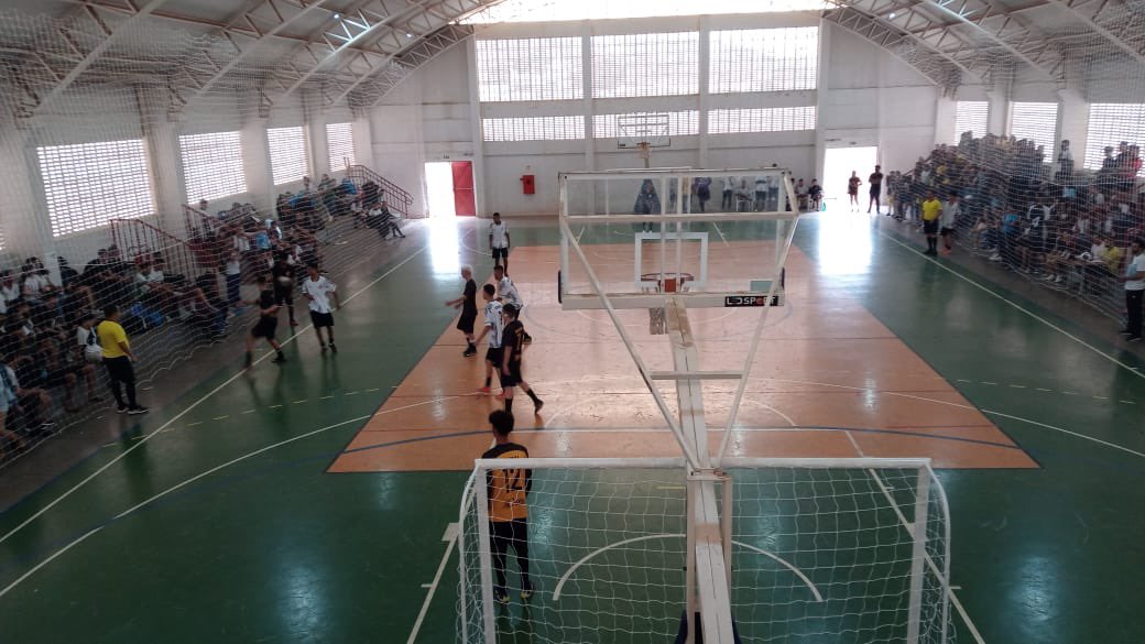 IFBnoticias's tweet photo. Está acontecendo o jogo de futsal masculino do #JIFB entre #Riacho e #Taguatinga. 

O jogo está 1x1. Está torcendo pra quem? https://t.co/X5JSFbGioa