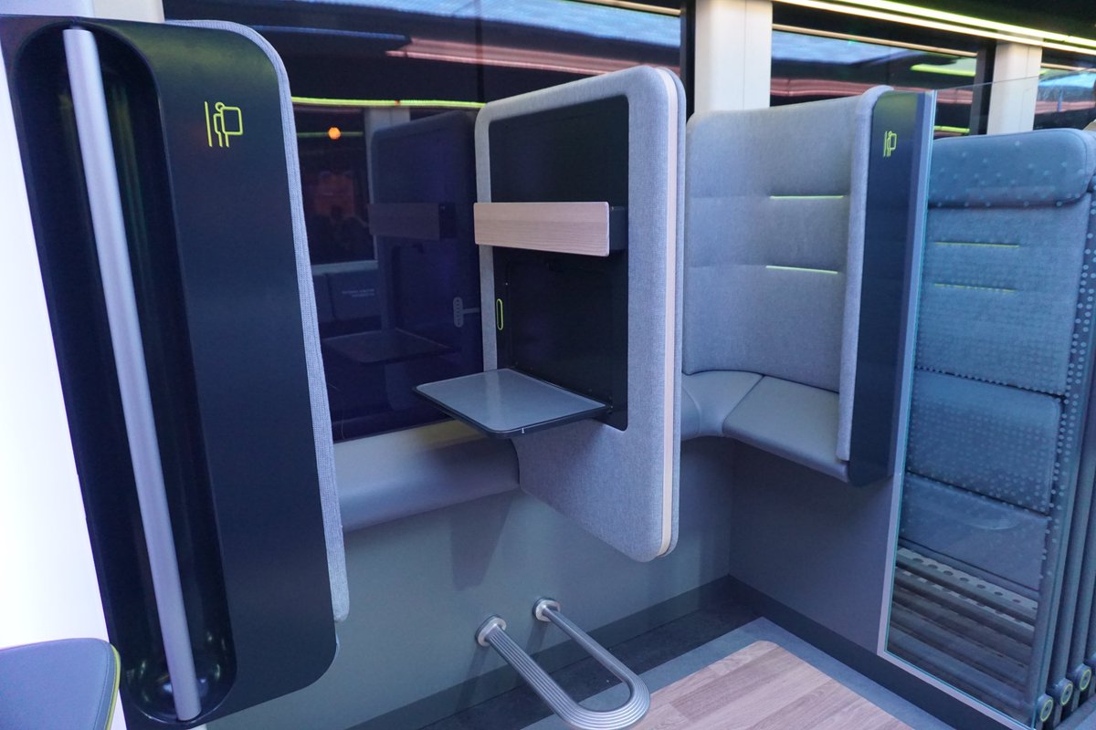 Habe mir heute beim #Ideenzug auf der #InnoTrans2022 angeschaut, wie der Zug der Zukunft aussieht: Flexible Module, die je nach Bedarf Fahrradständer oder Sitzplatz sein können. Arbeitsplätze auch in der S-Bahn. Und vor allem Displays, viele Displays.