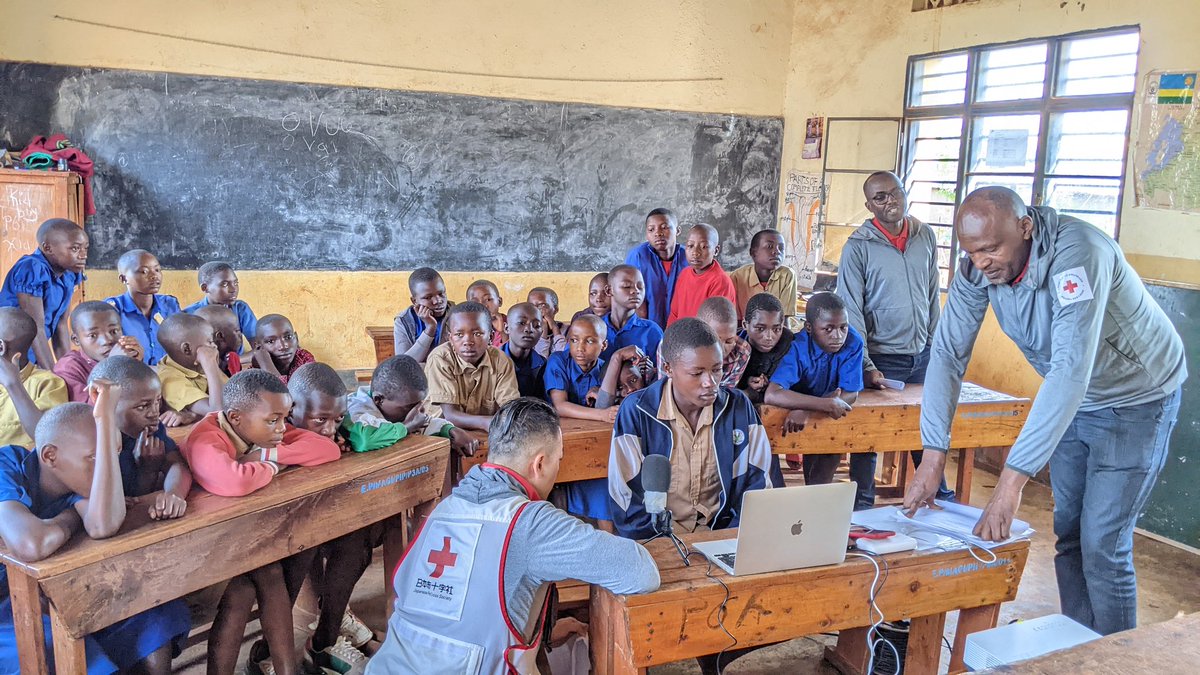 Rwandaredcross's tweet image. Committed to building links and partnerships in schools, today the @Rwandaredcross and @JRCS_PR connected virtually 27 students from Magi primary school in @GisagaraDistr with 141 students from 2 schools based in Tokyo. Students exchanged experiences of their respective lifestyle