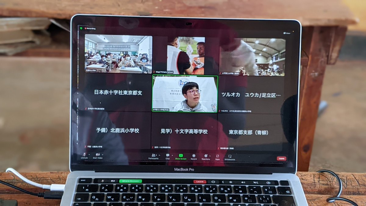 Rwandaredcross's tweet image. Committed to building links and partnerships in schools, today the @Rwandaredcross and @JRCS_PR connected virtually 27 students from Magi primary school in @GisagaraDistr with 141 students from 2 schools based in Tokyo. Students exchanged experiences of their respective lifestyle