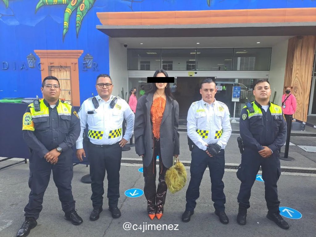 pablo_ide's tweet photo. AGARRAN A LA RATA
Así fue sorprendida la turista británica Dua “N” tratando de robarse la jacaranda de la casa de Luis Barragán reconocido arquitecto Mexicano. https://t.co/fjmvWqDEiC