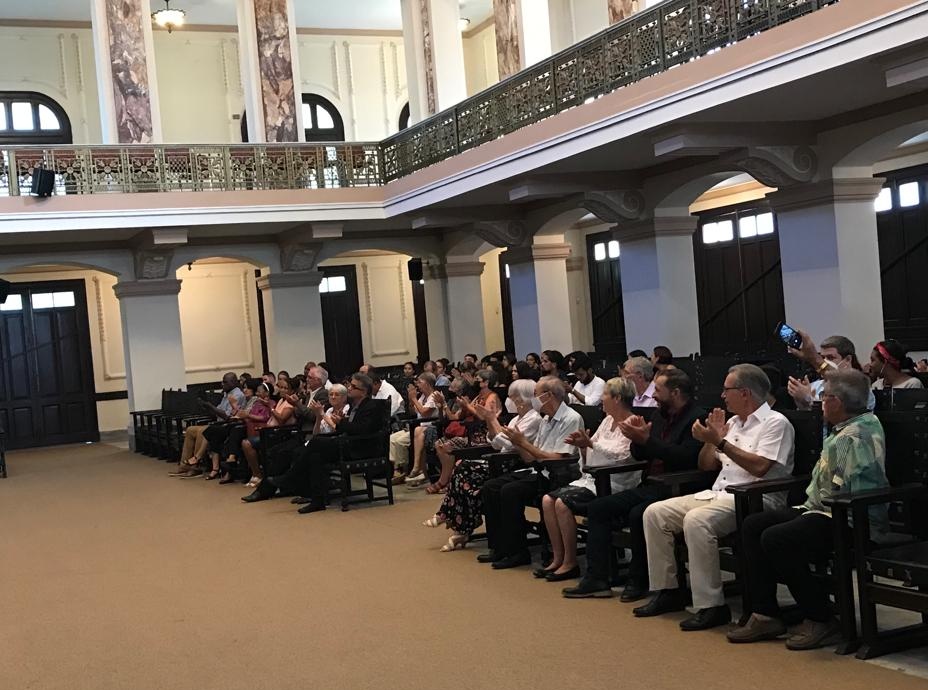 UdeLaHabana's tweet photo. #HoyEnLaUH 
Ahora mismo en el Aula Magna de la @UdeLaHabana se realiza el acto de entrega del "Sello Valdés Rodríguez", reconocimiento que se entrega a personalidades e instituciones destacadas en el cultivo y la enseñanza del arte cinematográfico.
#295UH #AlmaSaberEntrega https://t.co/8f51QR4Hg9
