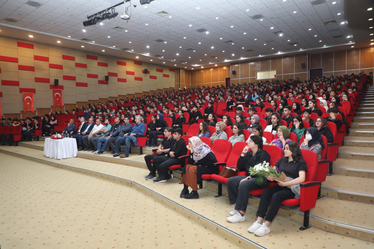 hcyfl04's tweet photo. “Fuat Sezgin Ve İslam Bilimler Tarihi Konferansı”nda Kırıkkale Üniversitesi Rektörü Prof.Dr.Ersan ASLAN’ı ağırladık. Öğrencilerimize zaman ayırdıkları için hocamıza  teşekkür ederiz.@hasan_kokrek @agrimem @AgriValilik https://t.co/33yXOeQE7Q