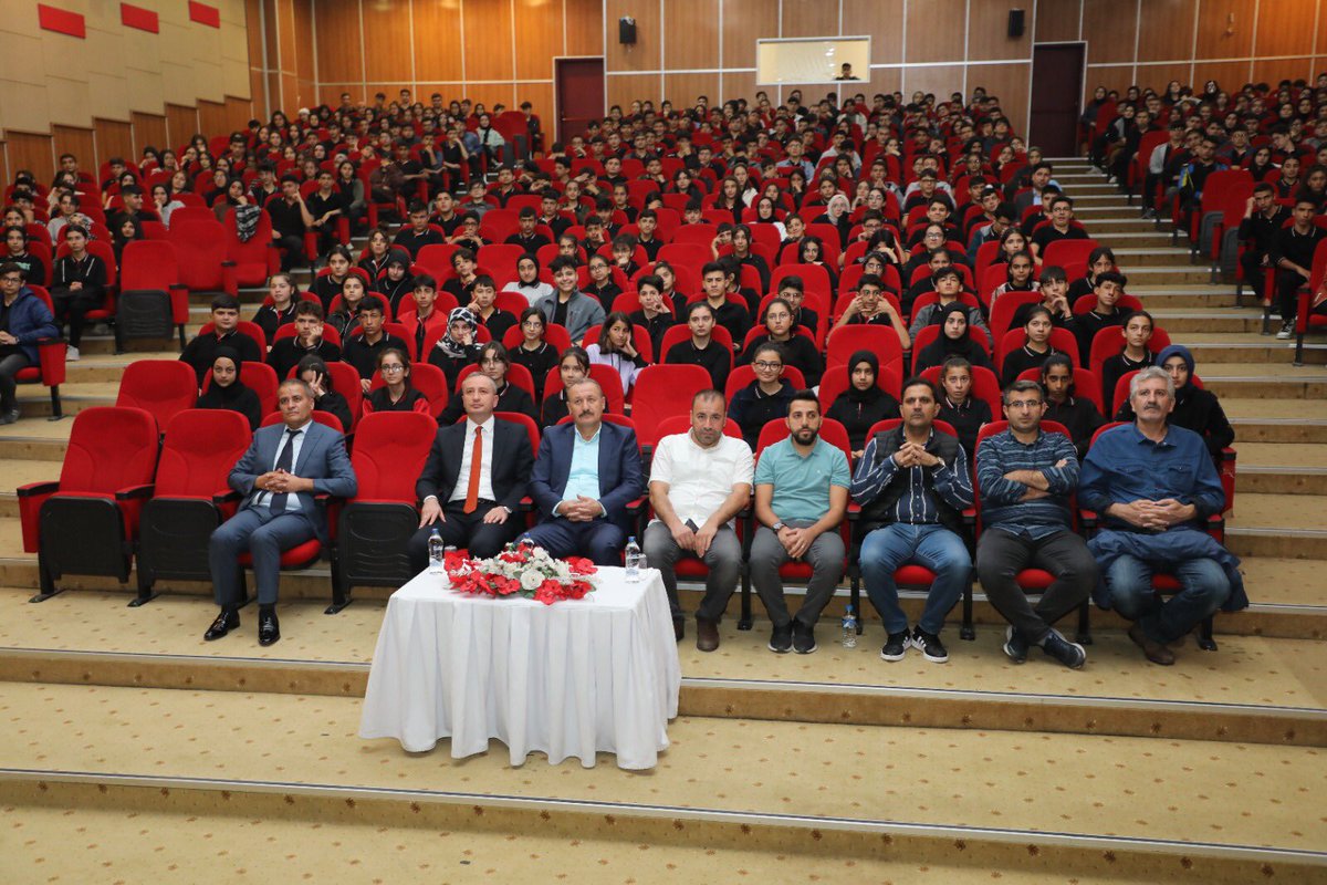 hcyfl04's tweet photo. “Fuat Sezgin Ve İslam Bilimler Tarihi Konferansı”nda Kırıkkale Üniversitesi Rektörü Prof.Dr.Ersan ASLAN’ı ağırladık. Öğrencilerimize zaman ayırdıkları için hocamıza  teşekkür ederiz.@hasan_kokrek @agrimem @AgriValilik https://t.co/33yXOeQE7Q