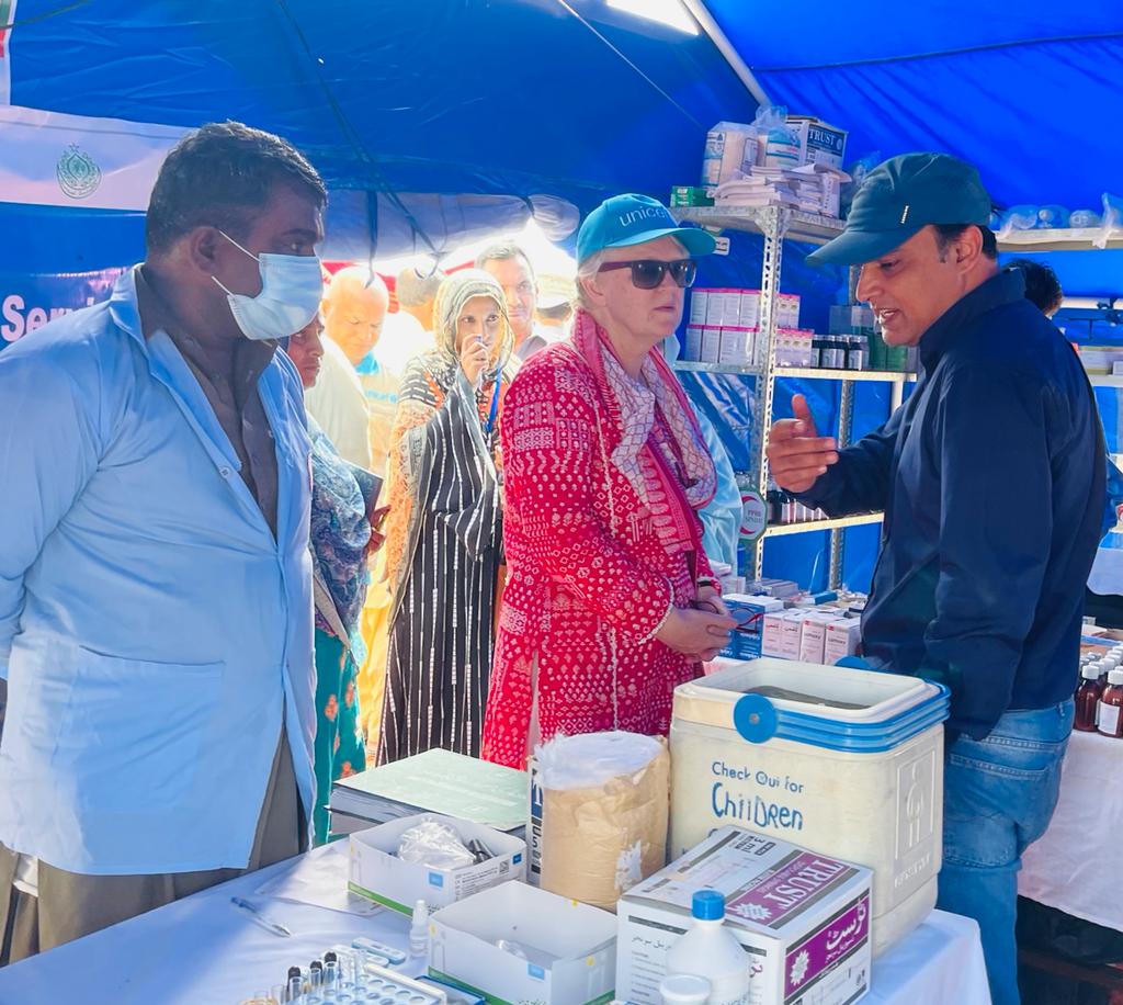 pphi_umerkot's tweet photo. Ms. Ellen Van Kalmthout Chief of Education @UNICEF_Pakistan along with Dr. Muhammad Bux Dharejo Deputy Commissioner Umerkot  visited improvised 24/7 Health Facility PPHI District Umerkot, Tent City Chachro Road Umerkot
@PPHIOFFICIAL @SindhHealthDpt https://t.co/Pogfmt1Jzg