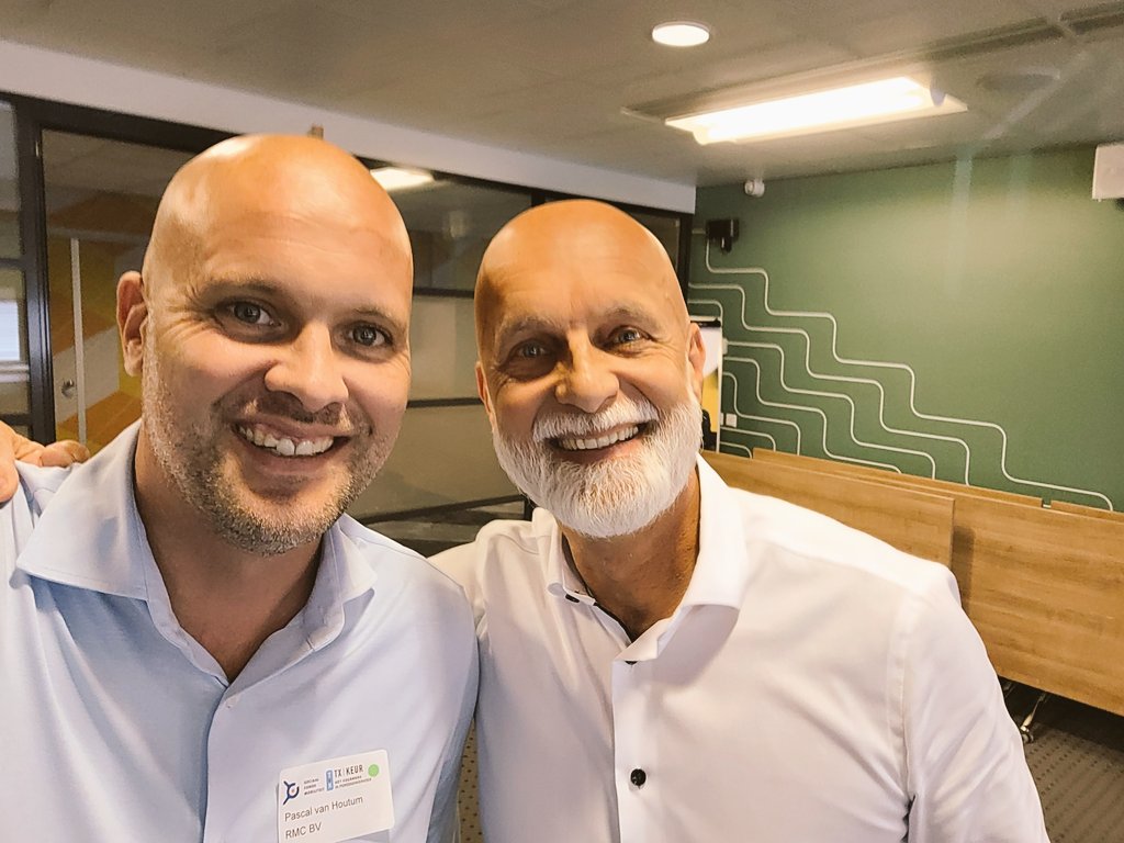 pascal203's tweet image. Vandaag leuke training "spreken voor een groep "gehad van deze mede feyenoorder @FransReichardt !
Alle tx taxileraren van Nederland krijgen elk jaar een dag bijscholing, dit jaar deze topper als trainer !
#taxi #txkeurmerk #sfm #rmcbv #rotterdam #amsterdam #feyenoord