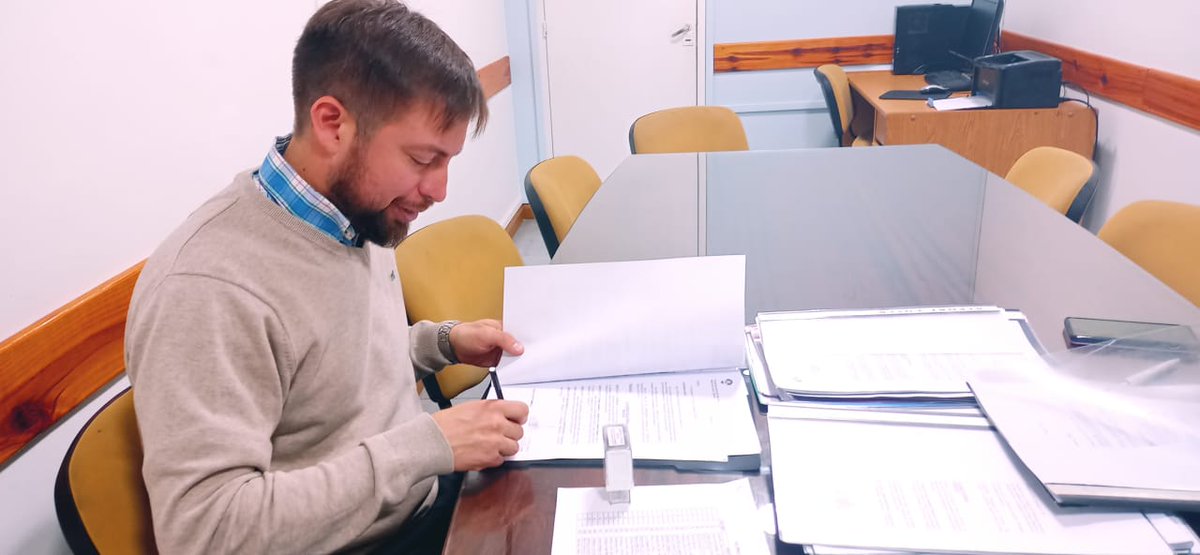 bloquePJTrelew's tweet photo. 📍 Junto al Supervisor Gustavo Monsalvo, al Director de Educación Municipal Marcelo Leyes y la edil Olga Godoy analizamos los proyectos elevados por diferentes instituciones educativas de la Ciudad de Trelew para ser financiados por  la Ordenanza N° 7734 FOPROE. https://t.co/tm7KBoJGkn