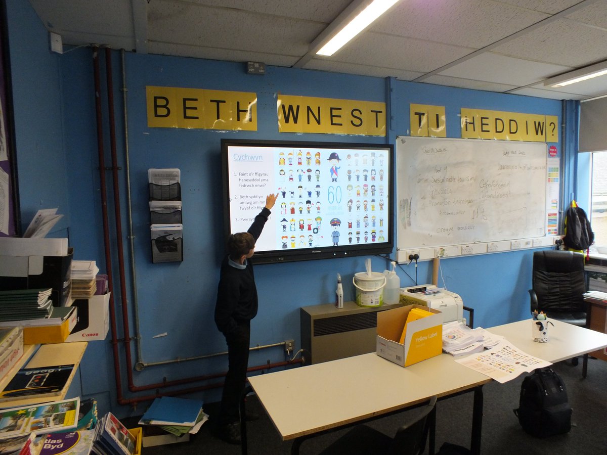 DyniaethauYDO's tweet photo. ๐ฃ๏ธ๐Da iawn ddisgyblion Bl.7 yn trafod unigolion enwog yn eich gwersi Dyniaethau yn ddiweddar. Well done Yr. 7 pupils discussing famous individuals in your Humanities lessons recently. #Llafaredd #Oracy ๐คฉ๐ https://t.co/eeZfmbopMJ