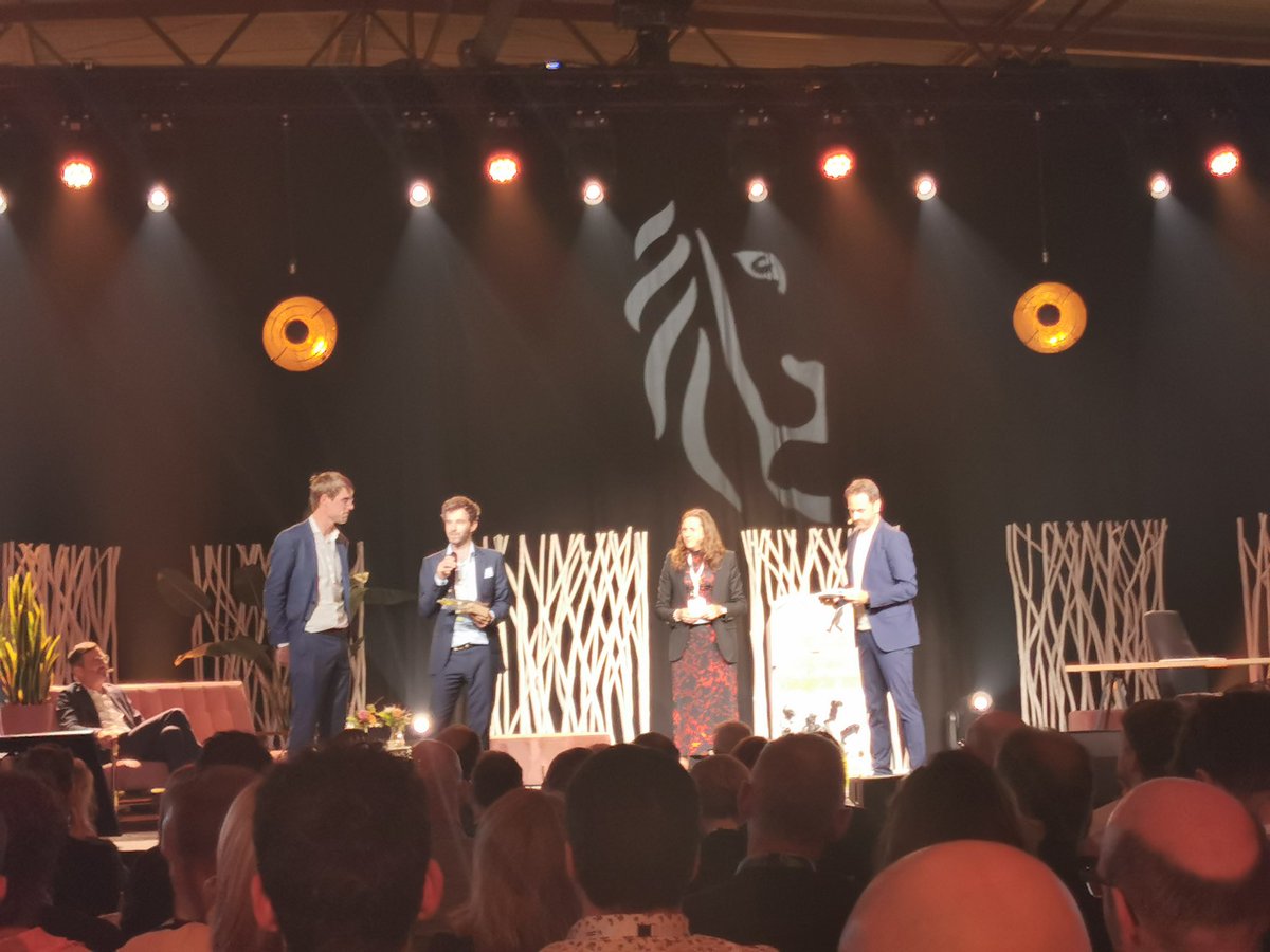 evelinevlassenroot (@evelinevlas) on Twitter photo 🎉🎉🎉Proficiat CoGhent met jullie Vlaanderen Digitaal Award! Blij dat we met OSLO ons steentje hebben kunnen bijdragen aan het mogelijk maken van delen van gedigitaliseerd cultureel erfgoed tussen Gentse musea, erfgoedinstellingen en inwoners. 😍 #tdv22 <a href="/digi_vlaanderen/">Digitaal Vlaanderen</a> <a href="/coghent/">Collectie van de Gentenaar</a> 🎉🎉🎉Proficiat CoGhent met jullie Vlaanderen Digitaal Award! Blij dat we met OSLO ons steentje hebben kunnen bijdragen aan het mogelijk maken van delen van gedigitaliseerd cultureel erfgoed tussen Gentse musea, erfgoedinstellingen en inwoners. 😍 #tdv22 <a href="/digi_vlaanderen/">Digitaal Vlaanderen</a> <a href="/coghent/">Collectie van de Gentenaar</a>