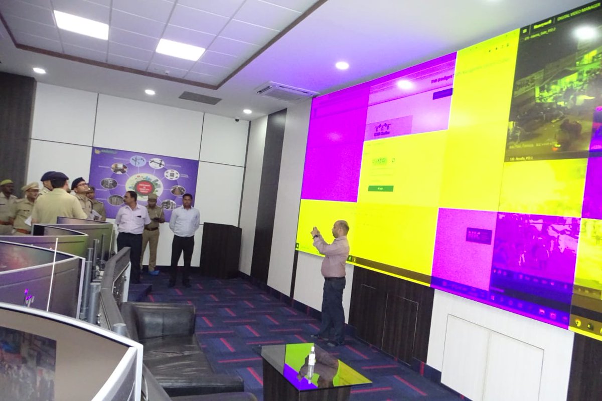 .<a href="/adgzonebareilly/">ADG Zone Bareilly</a> व #SSPBareilly द्वारा उर्स-ए-रजवी पर्व की सुरक्षा व्यवस्था के दृष्टिगत इंटीग्रेटेड कमांड एंड कंट्रोल सेंटर का निरीक्षण कर सम्बन्धित को आवश्यक दिशा निर्देश दिए गये। #UPPolice