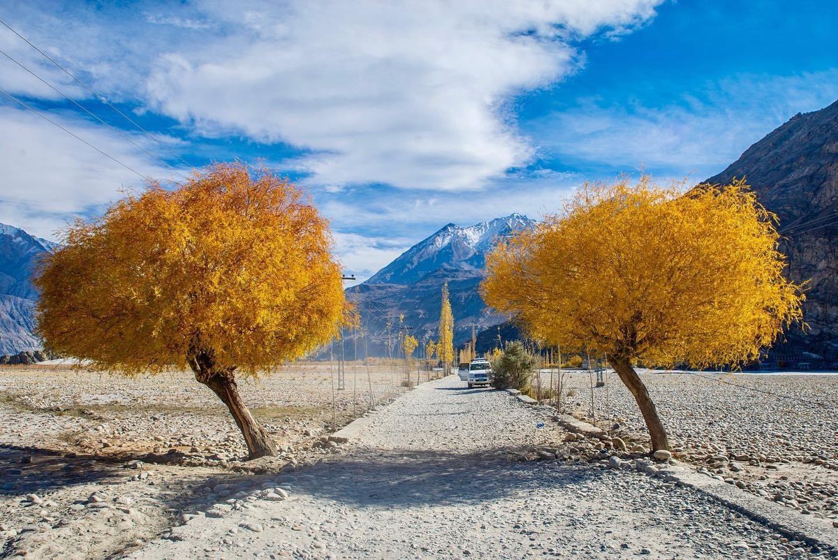 ItsAatesam's tweet photo. #Baltistan 
Hey #October #AutumnVibes https://t.co/kyWuXjkpwc