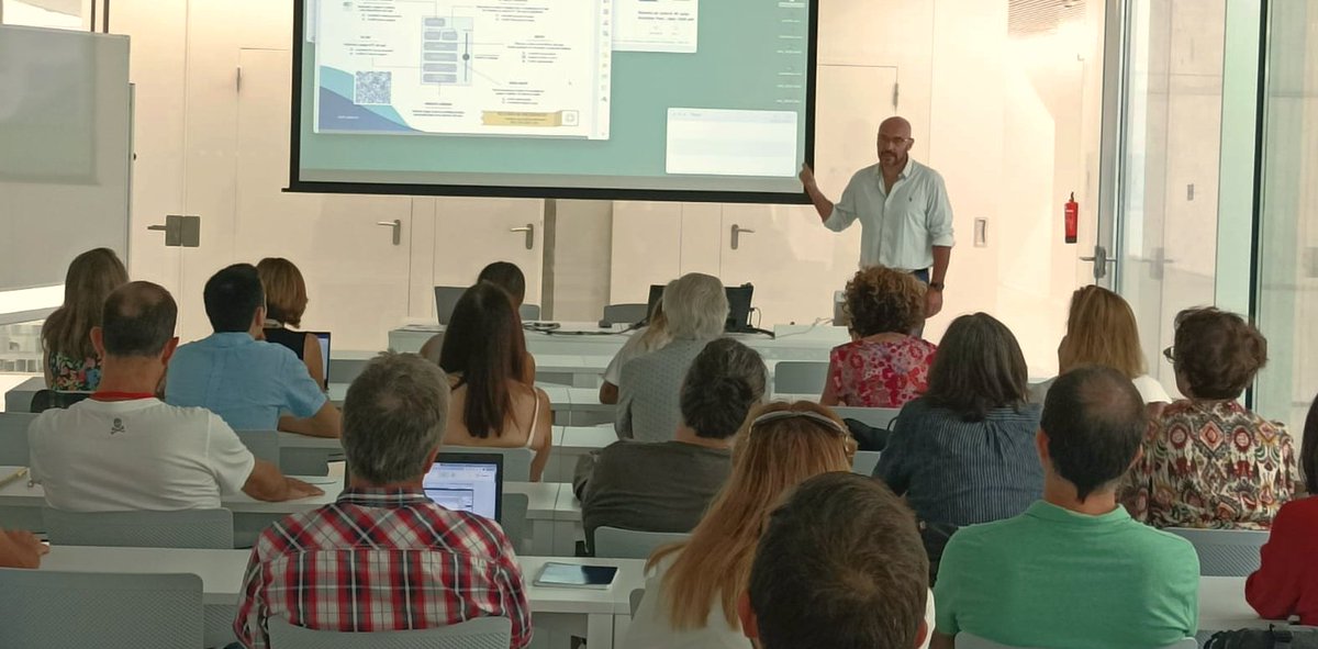 Sesión demostrativa al profesorado de la Facultad de Psicología hoy sobre el uso del nuevo equipamiento AV de las aulas docentes, a cargo del Servicio de Enseñanza Virtual y Laboratorios Tecnológicos.