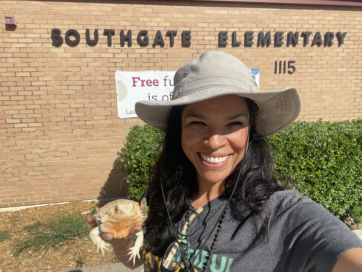 MrsStalnaker's tweet photo. When you get to teach a 3rd grade lesson on Reptiles, you bring your beardy! She behaved well 😂 @Southgate_Gator @GISDLiteracy https://t.co/hbrNPwqr6r