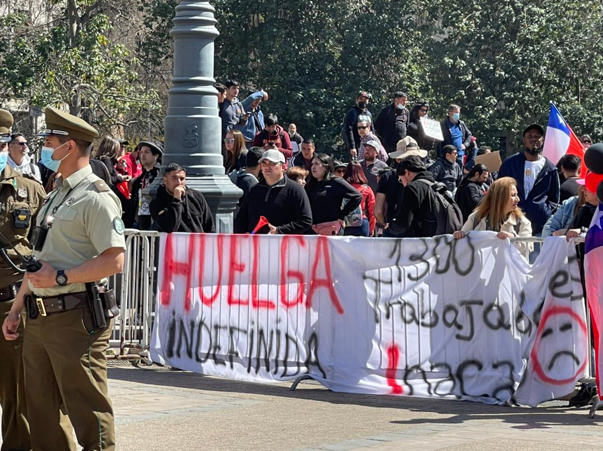 AlertaNewsCL's tweet photo. 🔴 AHORA | Los trabajadores de Inacap cumplen oficialmente 11 días de huelga legal. Durante el día de hoy, se manifestaron frente al Palacio de Gobierno tras la nula disposición por parte de la institución para llegar a una solución justa. https://t.co/GYcHHxPvBV