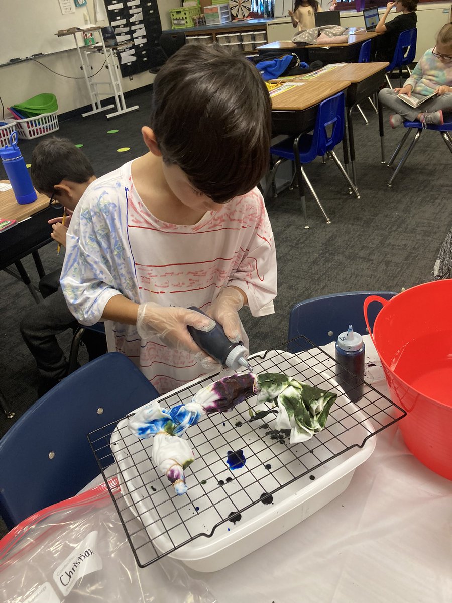 StanwicksKids's tweet photo. We have a field trip coming up which means tie dye shirts! This is one of my favorite things to do with my class. We chose to use blue for Wineteer, green for Derby and purple for our military students. 
#wineteerstrong #derbyproud #greenismagic https://t.co/zwwsYFvmXs