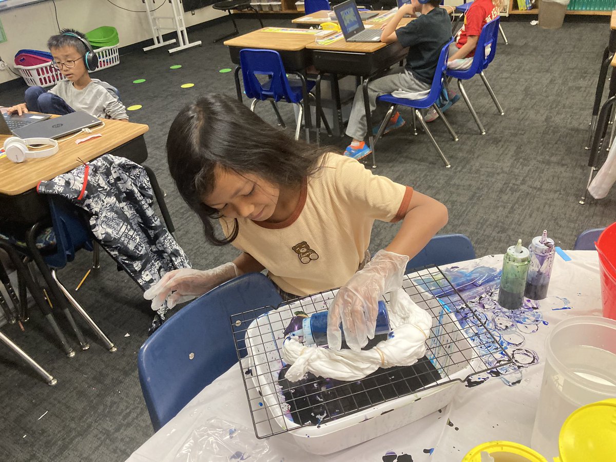 StanwicksKids's tweet photo. We have a field trip coming up which means tie dye shirts! This is one of my favorite things to do with my class. We chose to use blue for Wineteer, green for Derby and purple for our military students. 
#wineteerstrong #derbyproud #greenismagic https://t.co/zwwsYFvmXs