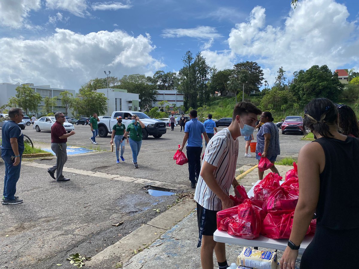 ERiopiedras's tweet photo. RT uprm: ¡Exitosa entrega de compras a estudiantes del RUM! ¡Gracias a todos los voluntarios de @come_colegial, IEEE Computer Society, @aseeuprm, @DecadmiU! ¡Gracias a @Nagnoi por su apoyo! https://t.co/qMwdLnN9a2