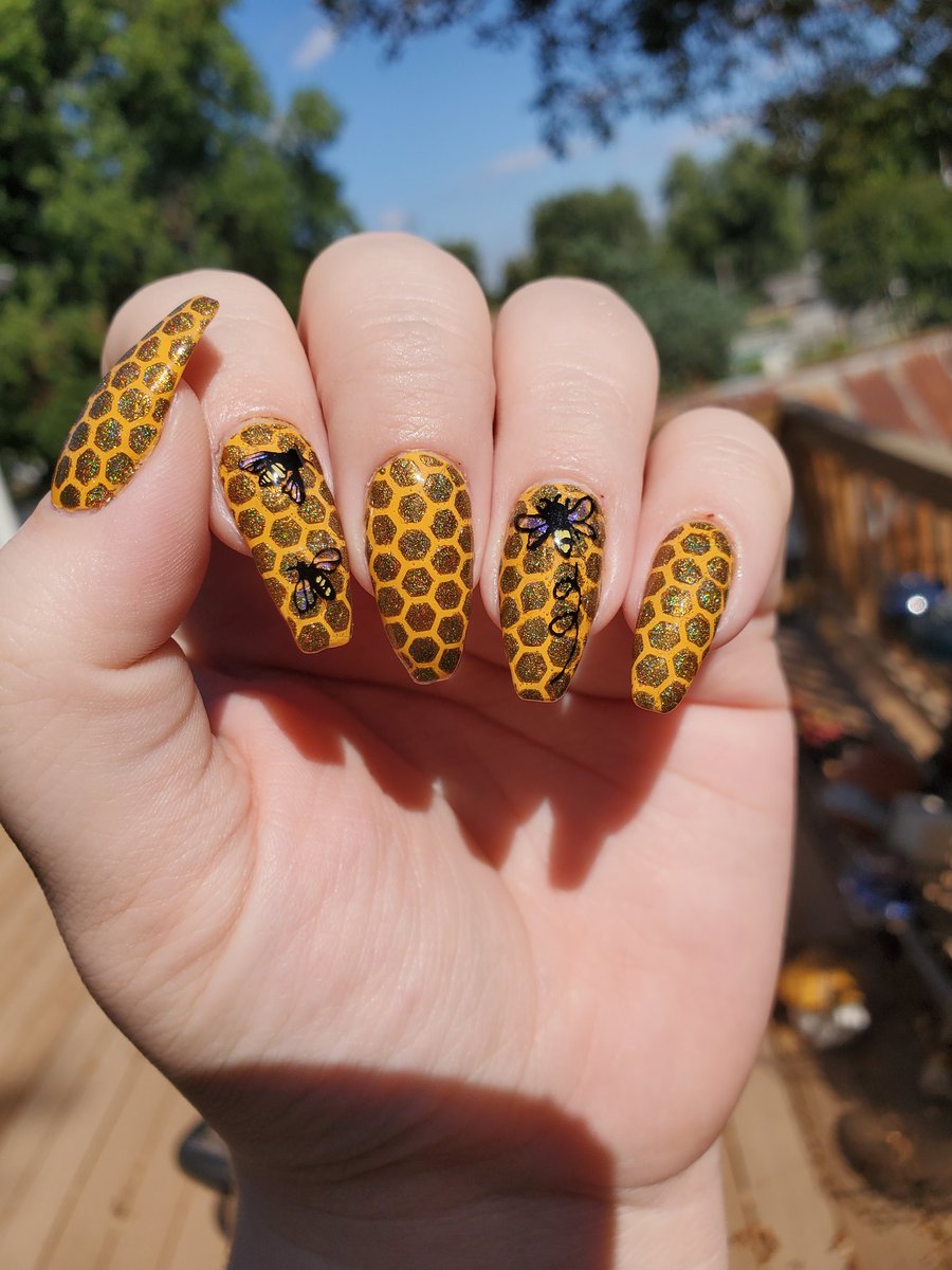 McKayleighP's tweet photo. As soon as I saw Amber Apathy in the #DarkRainbowHolo collection, I knew it would be perfect for this design! I used #ButterscotchHop, #AmberApathy, #BananaHacks, and #SonicUnicornSkin !
#JusticeForAmberApathy #HoloTaco
@nailogical @holotaco https://t.co/MW4O3qM4lC