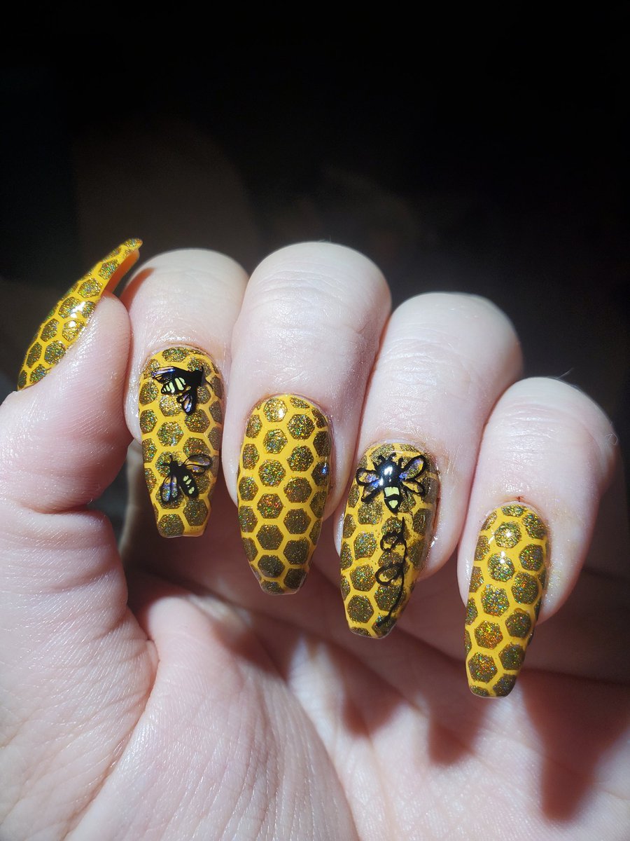 McKayleighP's tweet photo. As soon as I saw Amber Apathy in the #DarkRainbowHolo collection, I knew it would be perfect for this design! I used #ButterscotchHop, #AmberApathy, #BananaHacks, and #SonicUnicornSkin !
#JusticeForAmberApathy #HoloTaco
@nailogical @holotaco https://t.co/MW4O3qM4lC