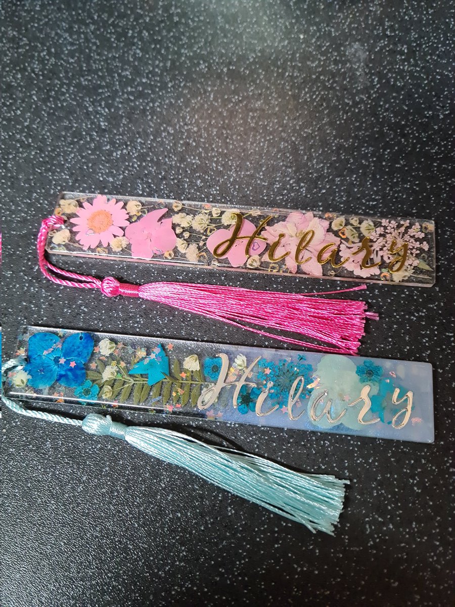 Karen65526449's tweet photo. Bookmark request for a birthday gift! #driedflowers #resinbookmarks https://t.co/EtQs4npeoV