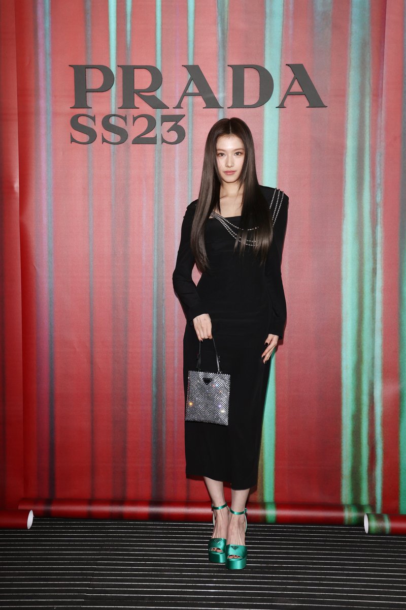 ELLEThailand's tweet photo. สองสาว สองสไตล์! ชมภาพชัดๆ ของสองเซเลบริตี้สาวสุดฮอตเชื้อสายเอเชีย อย่าง คิมแทรี และ ซานะ สมาชิกวง Twice ที่ไปร่วมชมแฟชั่นโชว์ Prada Spring/Summer 2023 ที่มิลานแฟชั่นวีควันนี้ 

#PradaSS23 #KimTaeri #KimTaeRixPRADA #SANA #TWICE #PRADAxSANA https://t.co/EnpVY6NcHI