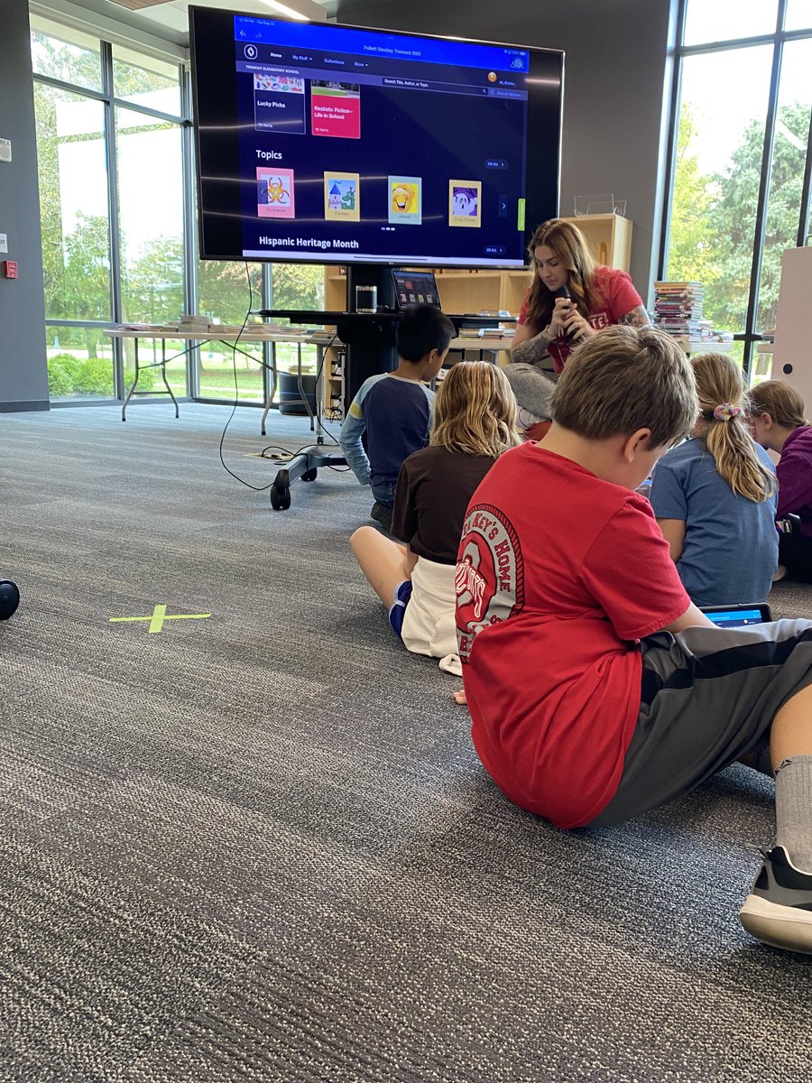 SimpsonTremont's tweet photo. Learning how to find books using our digital resources with ⁦@theLibraryBug⁩. We have the most amazing media specialist. ⁦@TremontLions⁩ https://t.co/PfXLYbzcwY