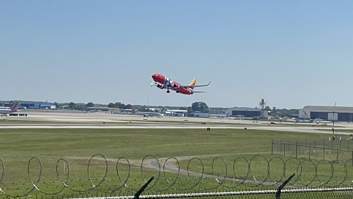 Sultry552's tweet photo. Plane spotters treat at @CLTAirport Overlook yesterday. Love to capture a @SouthwestAir Tennessee Livery📷😍 https://t.co/8dIfz6Fbb6