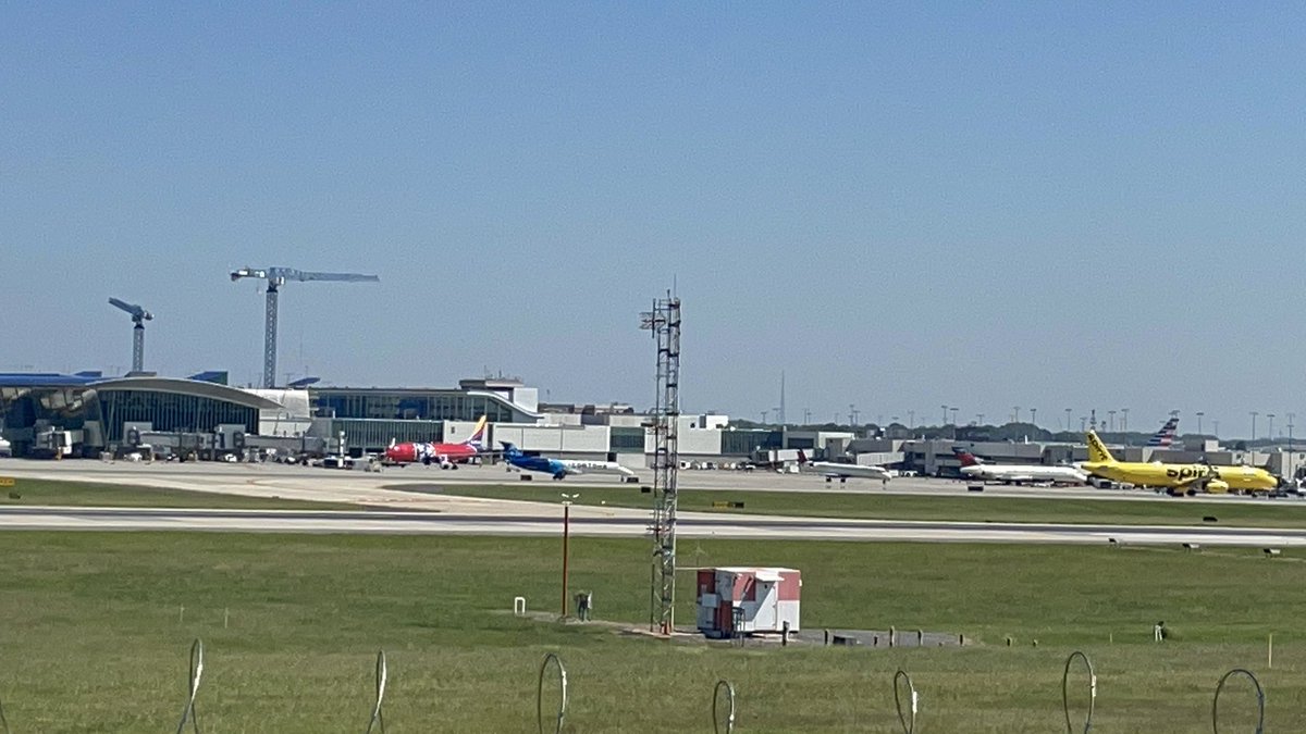 Sultry552's tweet photo. Plane spotters treat at @CLTAirport Overlook yesterday. Love to capture a @SouthwestAir Tennessee Livery📷😍 https://t.co/8dIfz6Fbb6