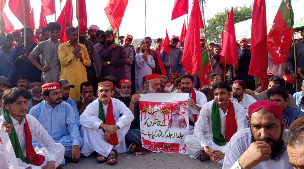 EssaKha18254965's tweet photo. عوامی نیشنل پارٹی لسبیلہ کے کارکن احسان شہید کے قاتل 72گھنٹے بعد بھی گرفتار نہ ہوسکے اتنظامیہ مکمل طور ناکام ہوچکی ہے 
@CMOBalochistan  @copbalochistan  @HaiderHotiANP @AnpLasbela @ShahinakakarMPA @AsgharAchakzaii @BachaMarkaz https://t.co/rasObvyv6u