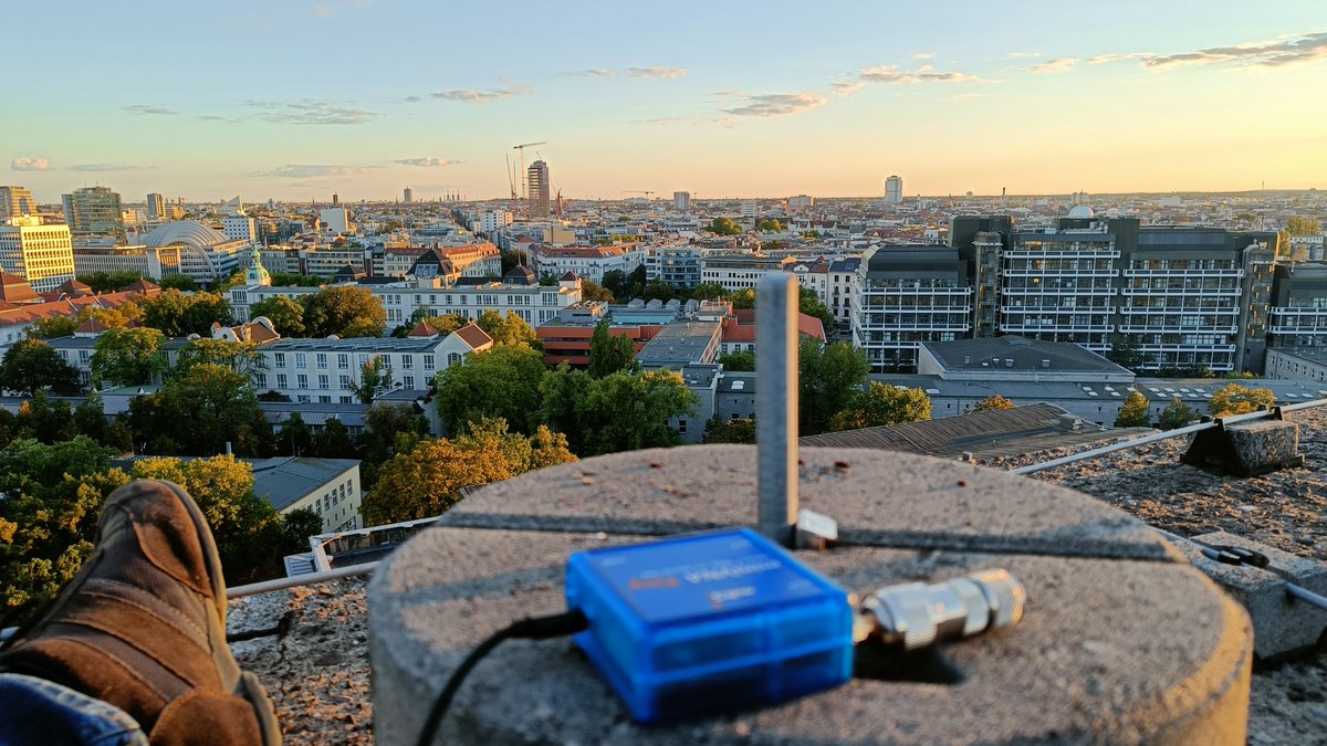 DL7LL's tweet photo. Trying to gamma-match a lightning rod.
This is my view. https://t.co/CcemppRbAj