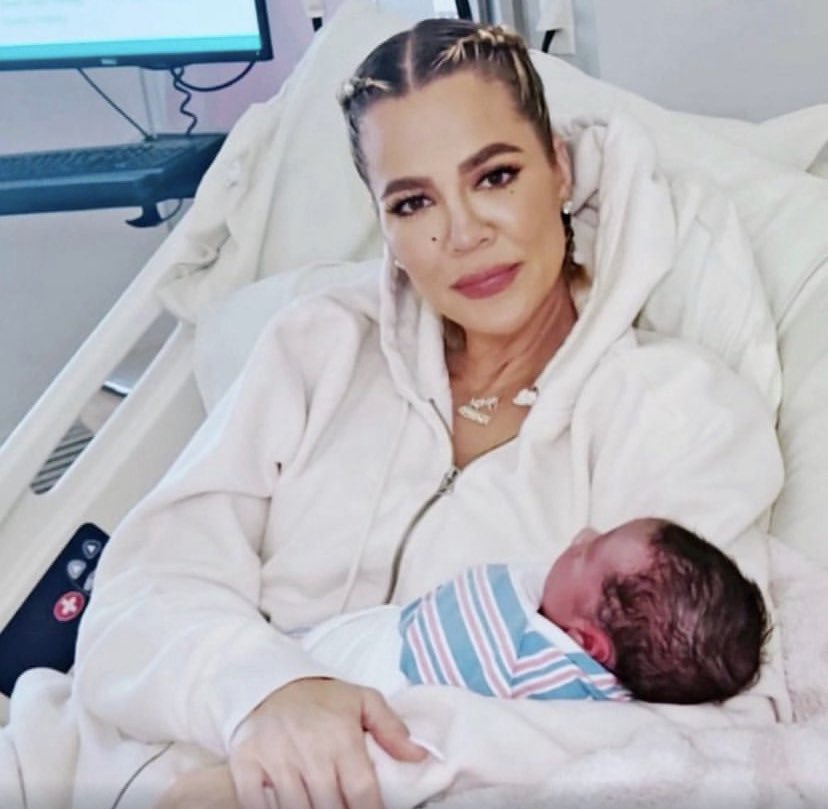 cecimezam's tweet photo. La guapa @khloekardashian ya es madre por segunda vez y así mostró a su bebé en el estreno de la segunda temporada de #TheKardashians el cual se puede ver por @hulu o en #latam por @StarPlusLA #KhloeKardashian #Noticias #Espectáculos https://t.co/2EtV19SD4O