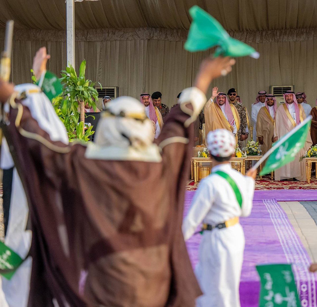 EmarahAlQassim's tweet image. سمو #أمير_القصيم يطلق مسيرة #اليوم_الوطني_السعودي  بمشاركة أكثر من 30 جهة حكومية .