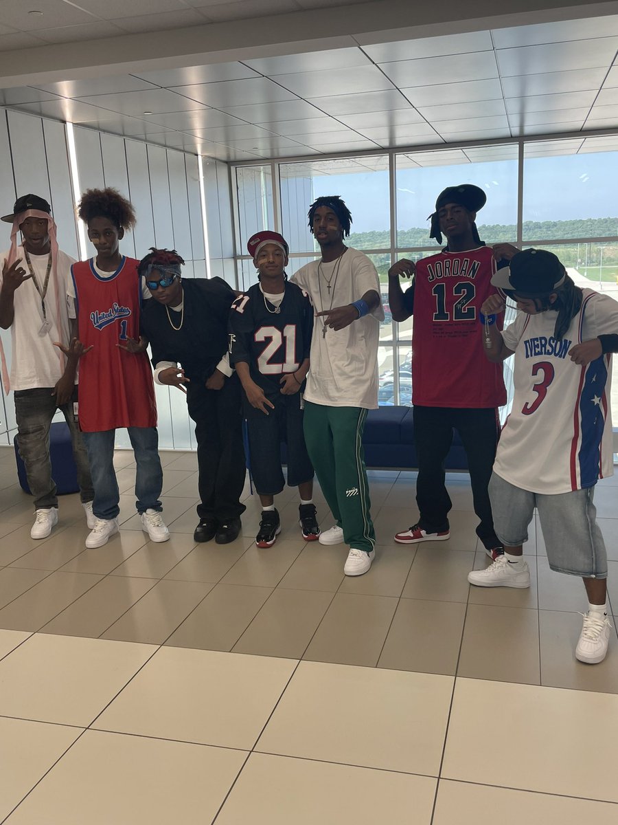 KingHoopers's tweet photo. Home Coming!!! Throwback Thursday!
We get get so consumed with wins and losses that we forget that it’s more about the moments and memories!!!! https://t.co/GDxxBLCUZp